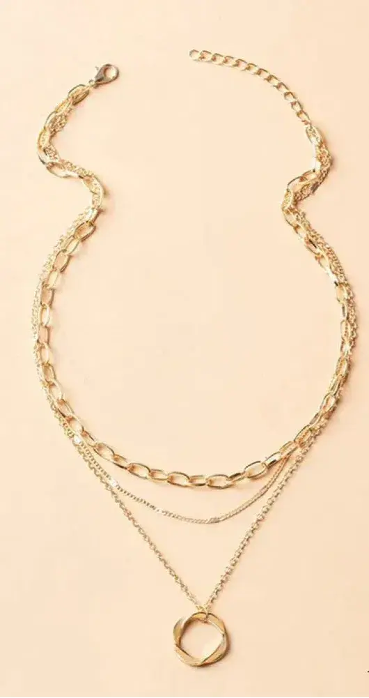 Collana a Strati con Pendente Dorato