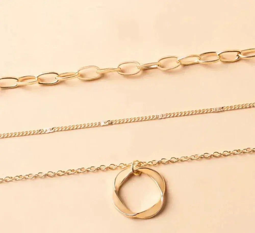Collana a Strati con Pendente Dorato