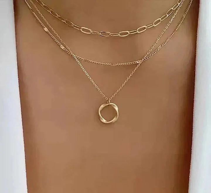Collana a Strati con Pendente Dorato